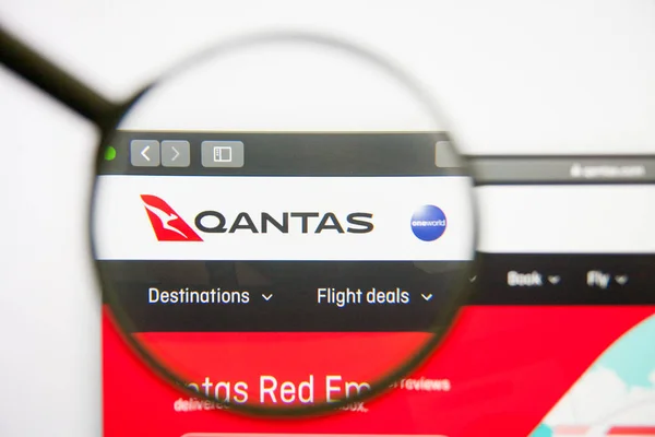 Los Ángeles, California, EE.UU. - 14 de febrero de 2019: Página web de Qantas Airways. Logo de Qantas Airways visible en la pantalla . — Foto de Stock