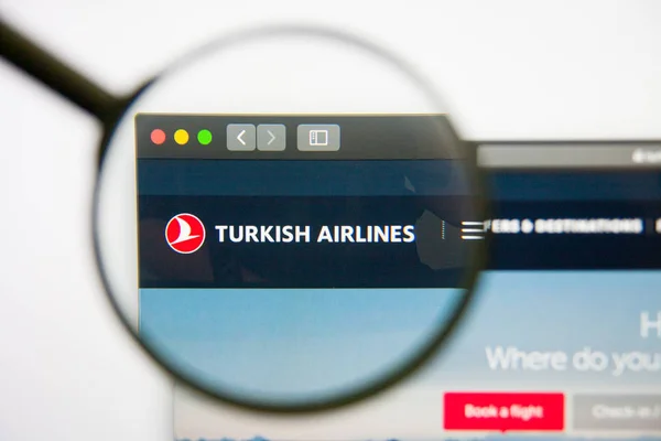 Los Angeles, California, USA - 14 February 2019: Turkish Airlines website homepage. Turkish Airlines logo visible on display screen. — Stock Photo, Image