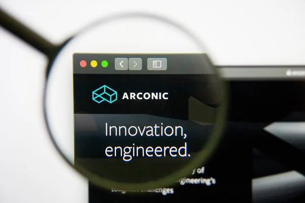 Los Ángeles, California, EE.UU. - 14 de febrero de 2019: Página principal del sitio web de Arconic. Logotipo cónico visible en la pantalla . — Foto de Stock