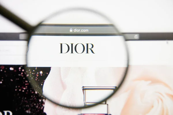 Los Angeles, Kaliforniya, ABD - 14 Şubat 2019: Christian Dior Web sitesi ana. Christian Dior logo görüntü ekranda görünür. — Stok fotoğraf