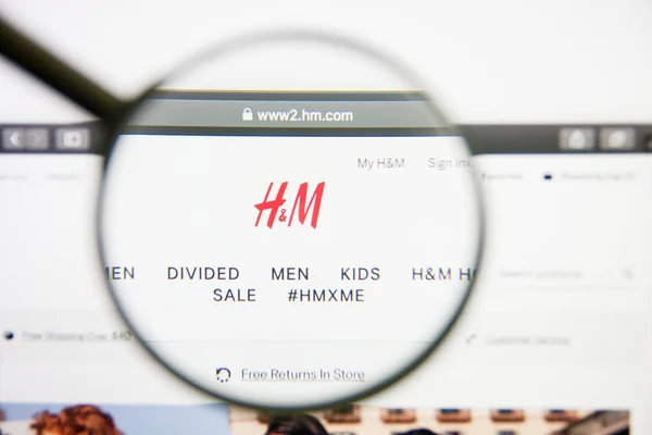 Los Ángeles, California, EE.UU. - 14 de febrero de 2019: página web de H y M. Logotipo H y M visible en la pantalla del monitor . — Foto de Stock