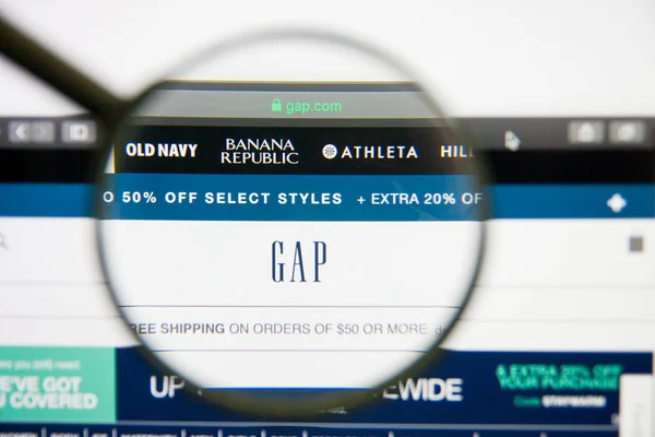 Los Ángeles, California, EE.UU. - 14 de febrero de 2019: Página web de Gap. Logotipo de brecha visible en la pantalla del monitor . — Foto de Stock