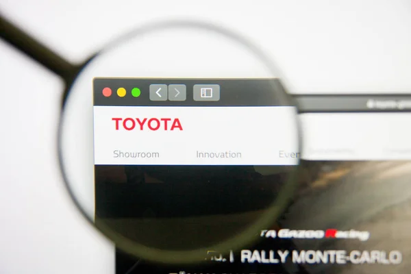 Los Ángeles, California, EE.UU. - 14 de febrero de 2019: Página web de Toyota Motor. Logo de Toyota Motor visible en la pantalla del monitor . —  Fotos de Stock