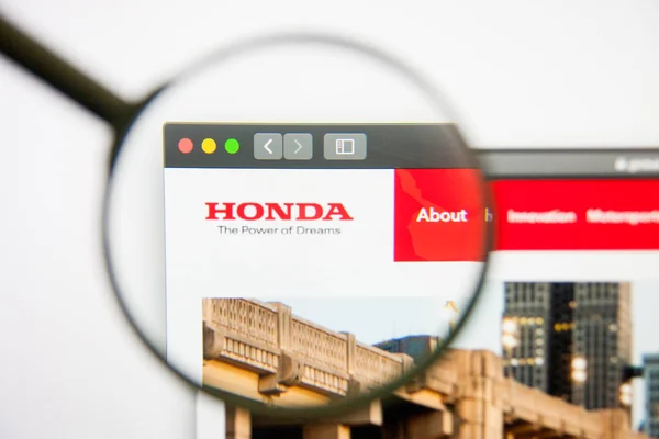 Los Ángeles, California, EE.UU. - 14 de febrero de 2019: Página principal del sitio web de Honda Motor. Logo de Honda Motor visible en la pantalla del monitor . — Foto de Stock