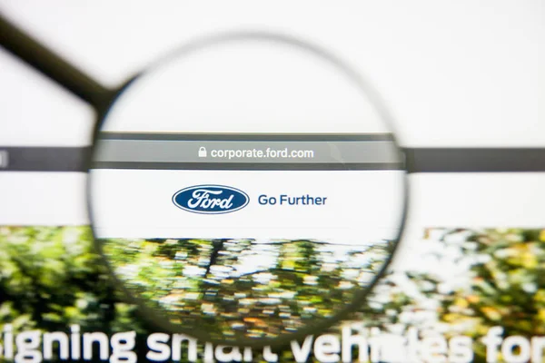 Los Ángeles, California, EE.UU. - 14 de febrero de 2019: Página web de Ford Motor. Logo de Ford Motor visible en la pantalla del monitor . — Foto de Stock