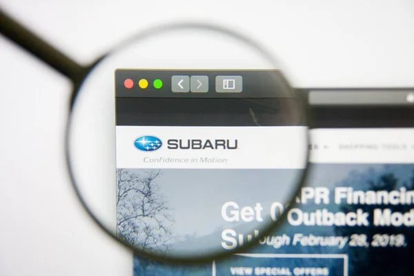 Los Ángeles, California, EE.UU. - 14 de febrero de 2019: Página web de Subaru. Logotipo de Subaru visible en la pantalla del monitor . — Foto de Stock