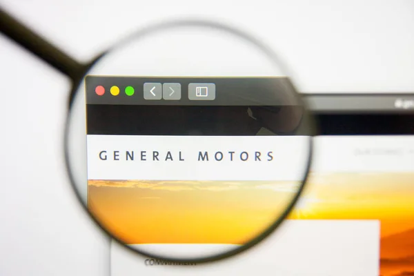 Los Ángeles, California, EE.UU. - 14 de febrero de 2019: Página web de General Motors. Logo de General Motors visible en la pantalla del monitor . — Foto de Stock