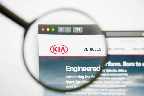 Los Angeles, California, USA - 14 February 2019: KIA Motors website homepage. KIA Motors logo visible on monitor screen. — Stock Photo, Image