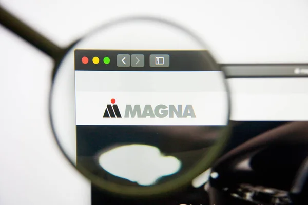 Los Ángeles, California, EE.UU. - 14 de febrero de 2019: página web internacional de Magna. Logo de Magna International visible en la pantalla del monitor . — Foto de Stock