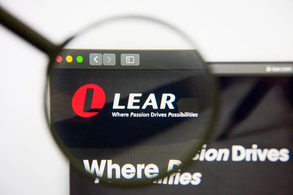 Los Angeles, California, USA - 14 February 2019: Lear website homepage. Lear logo visible on monitor screen. — Stock Photo, Image