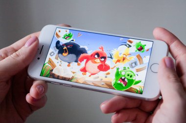 Los Angeles, Kaliforniya, ABD - 8 Mart 2019: a smartphone ile kızgın kuşlar oyunu göstermek perde, açıklayıcı yayın holding eller