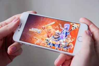 Los Angeles, Kaliforniya, ABD - 8 Mart 2019: Clash Royale oyun ile bir akıllı telefon göstermek perde, açıklayıcı yayın holding eller