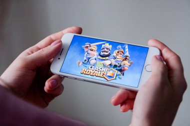 Los Angeles, Kaliforniya, ABD - 8 Mart 2019: Clash Royale oyun ile bir akıllı telefon göstermek perde, açıklayıcı yayın holding eller