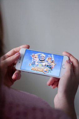 Los Angeles, Kaliforniya, ABD - 8 Mart 2019: Clash Royale oyun ile bir akıllı telefon göstermek perde, açıklayıcı yayın holding eller