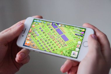 Los Angeles, Kaliforniya, ABD - 8 Mart 2019: Clash Royale oyun ile bir akıllı telefon göstermek perde, açıklayıcı yayın holding eller