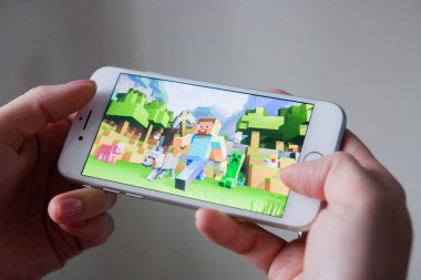 Los Angeles, Kaliforniya, ABD - 8 Mart 2019: Minecraft Pocket Edition oyun ile bir akıllı telefon göstermek perde, açıklayıcı yayın holding eller