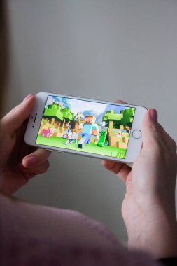 Los Angeles, Kaliforniya, ABD - 8 Mart 2019: Minecraft Pocket Edition oyun ile bir akıllı telefon göstermek perde, açıklayıcı yayın holding eller