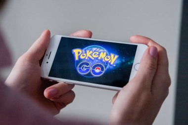 Los Angeles, Kaliforniya, ABD - 8 Mart 2019: Pokemon Go oyunu ile bir akıllı telefon göstermek perde, açıklayıcı yayın holding eller
