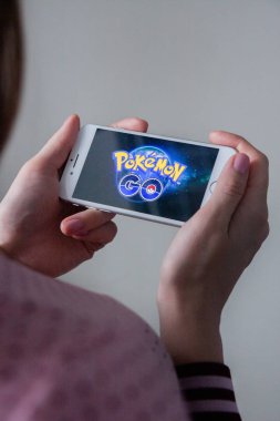 Los Angeles, Kaliforniya, ABD - 8 Mart 2019: Pokemon Go oyunu ile bir akıllı telefon göstermek perde, açıklayıcı yayın holding eller