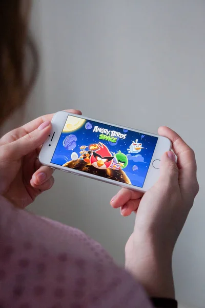 Los Angeles, California, USA - 8 marzo 2019: Mani in mano con uno smartphone con il gioco Angry Birds Space sullo schermo, Editoriale Illustrativo — Foto Stock