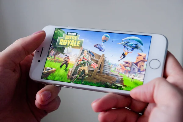 Los Angeles, California, USA - 8 marzo 2019: Mani in mano con uno smartphone con gioco Fortnite sullo schermo, Editoriale Illustrativo — Foto Stock