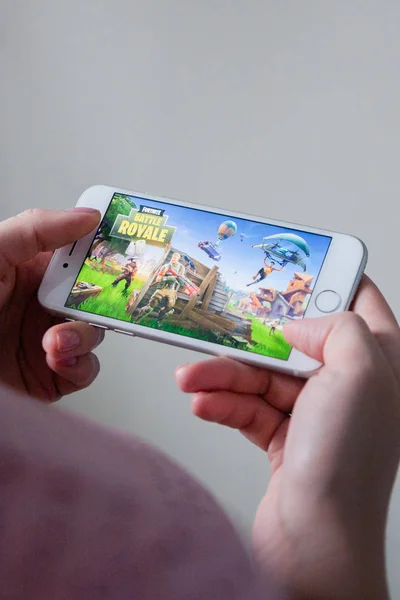 Los Angeles, California, USA - 8 marzo 2019: Mani in mano con uno smartphone con gioco Fortnite sullo schermo, Editoriale Illustrativo — Foto Stock