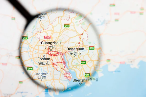 Guangzhou, Chine visualisation de la ville concept illustratif sur écran d'affichage à travers loupe — Photo