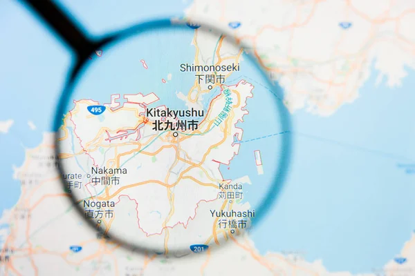 Concept illustratif de visualisation de la ville de Kitakyushu à l'écran d'affichage grâce à la loupe — Photo