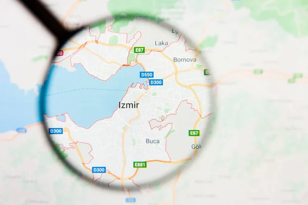 Izmir, Turquie visualisation de la ville concept illustratif sur écran d'affichage à travers loupe — Photo