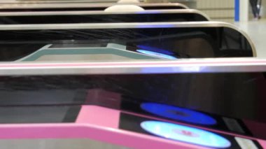 İnsanlar Tokyo, Japonya 'da otomatikman metro istasyonundan geçiyor.