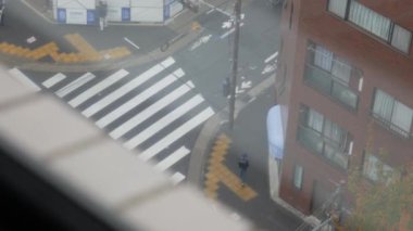 Tokyo, Japonya - Kasım 2019: İnşaat sahası ile sokak zamanı