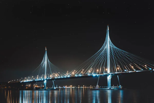 Hermoso puente de cable en San Petersburgo, Rusia, con cielo estrellado y acogedoras luces de la ciudad — Foto de Stock