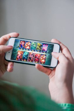Los Angeles, Kaliforniya, ABD - 25 Şubat 2019: Legends Ligi maçının olduğu akıllı telefonu ekranda tutan eller,