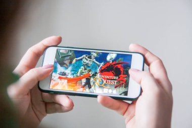 Los Angeles, Kaliforniya, ABD - 25 Şubat 2019: Eller ekranda Macera Macerası oyunu ile akıllı telefonu tutuyor
