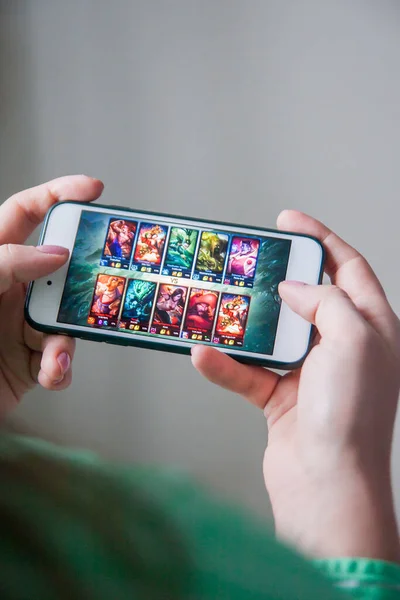 Los Angeles, California, Estados Unidos - 25 de febrero de 2019: Manos sosteniendo un smartphone con el juego League of Legends en pantalla, Illustrative Editorial — Foto de Stock