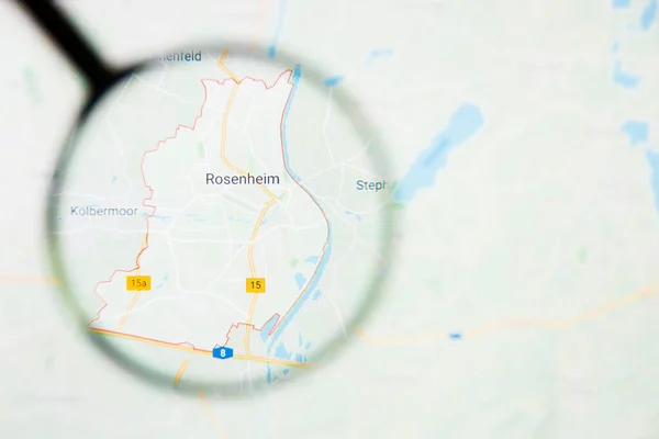 Rosenheim cidade na Alemanha, Baviera visualização conceito ilustrativo na tela de exibição através de lupa — Fotografia de Stock