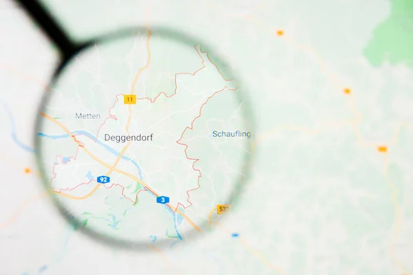 Deggendorf πόλη στη Γερμανία, Βαυαρία απεικόνιση ενδεικτική έννοια στην οθόνη προβολής μέσω μεγεθυντικό φακό — Φωτογραφία Αρχείου