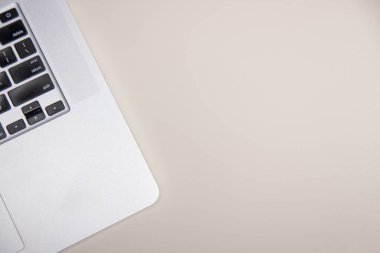 Bilgisayarlı ofis masası. Kopyalama alanı olan üst görünüm, düz yatay.