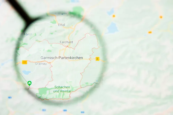 Garmisch-Partenkirchen cidade na Alemanha, Baviera visualização conceito ilustrativo na tela de exibição através de lupa — Fotografia de Stock