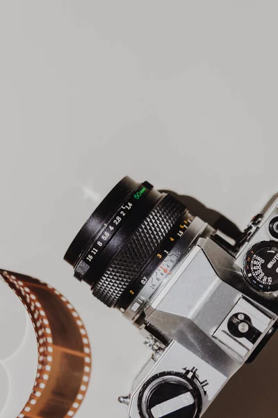 Geometric Flat lay set: vintage camera on light backgrounds with 35 mm filmstrip. Top view. — Stock Photo, Image