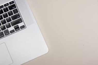 Bilgisayarlı ofis masası. Kopyalama alanı olan üst görünüm, düz yatay.