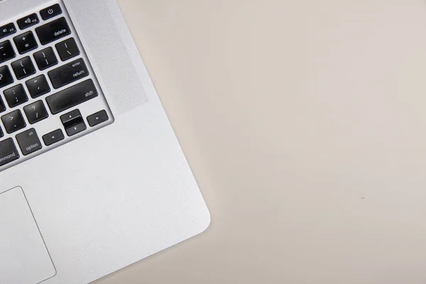 Light office desk table with laptop. Top view with copy space, flat lay. — Stock Photo, Image