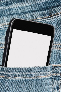 Kot pantolonun cebinde boş model ekran olan cep telefonu