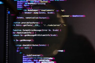 Program kodu görselleştirme görsel konsepti büyüteç kullanarak ekranda gösterilir