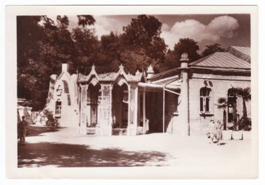 RUSSIA, SSCB - CIRCA 1962: SSCB 'de basılan nadir kartpostalda Yessentuki' nin tek renkli fotoğrafı görülüyor