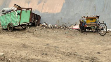 Bir sürü çöpü olan paslı metal bir araba.