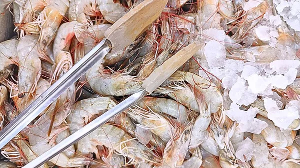 Tahta arka planda buzlu karidesler.