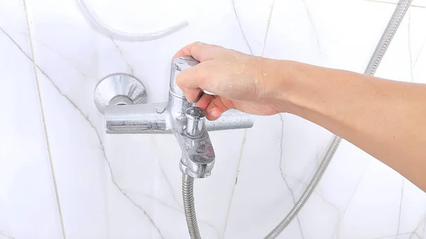 Kadınlar tuvalette muslukla ellerini yıkıyor.