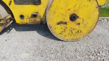 Yol silindiri asfalt kaldırımından önce caddeyi düzleştiriyor