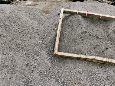 Ahşap çerçeveli bir inşaat alanı